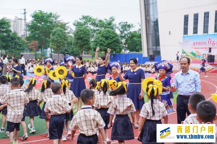 广西南宁：秋季学期启幕师生欢迎新生入学
