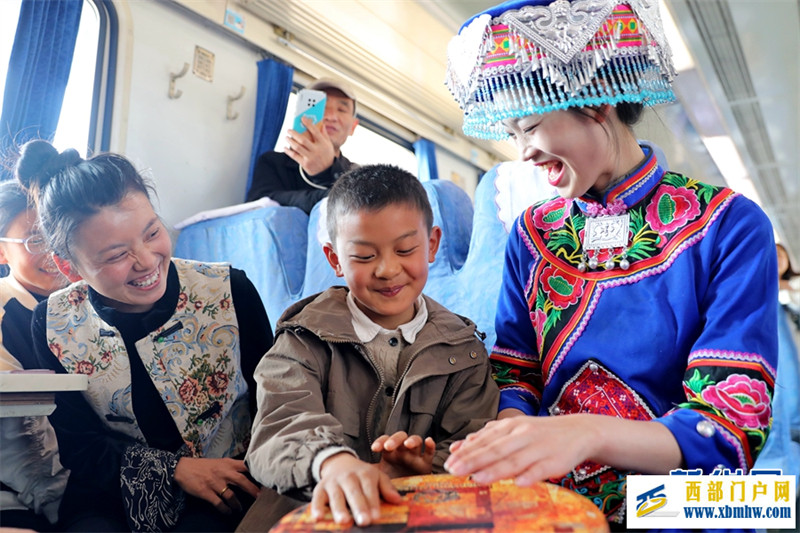 “赏花专列”开进云南罗平油菜花海(图7) “赏花专列”开进云南罗平油菜花海(图7)