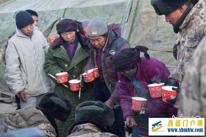 西藏定日震后首个清晨：热气腾腾的帐中孩童安睡(图3)