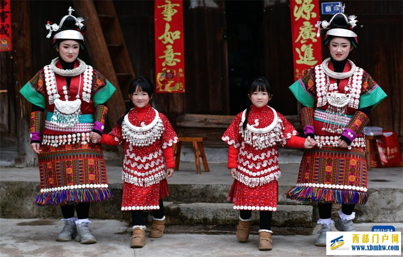 两对苗族双胞胎姐妹共赴“甘囊香”(图1)