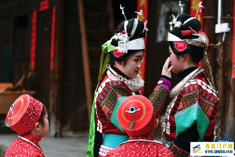 两对苗族双胞胎姐妹共赴“甘囊香”(图4)