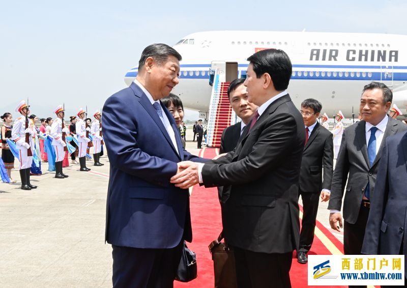 习近平抵达河内对越南进行国事访问(图2)