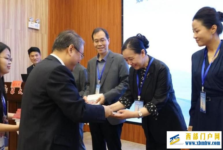 数字化赋能语言文字能力提升研讨会在新疆大学举办(图1)