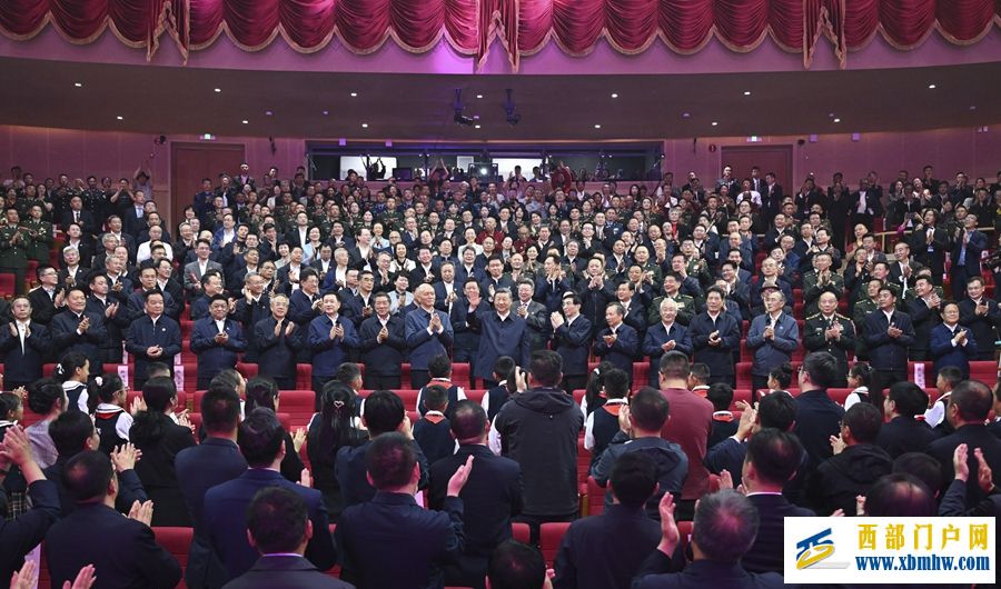 习近平观看庆祝西藏自治区成立60周年文艺晚会《雪域欢歌》