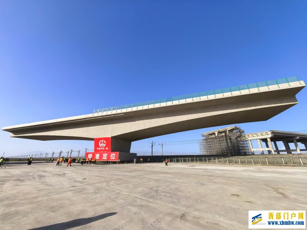 两万吨“巨无霸”凌空“转身” 新疆百里风区上演“空中芭蕾”