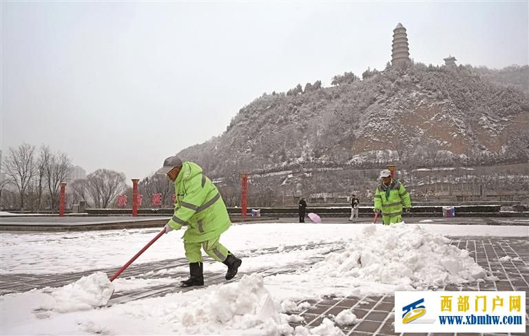 陕西多地出现小到中雪天气 多地除雪除冰保畅通
