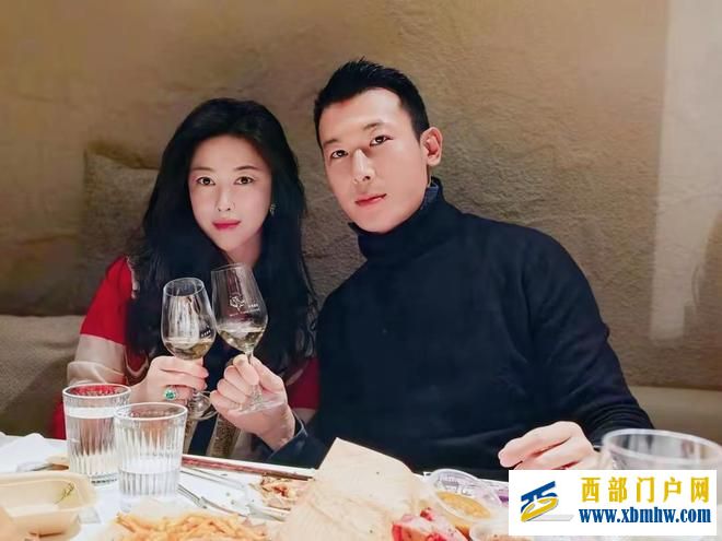 朱珠的冬至家宴照杀疯了，喝到脸红！小女儿穿着练功服满屋子打闹(图4)