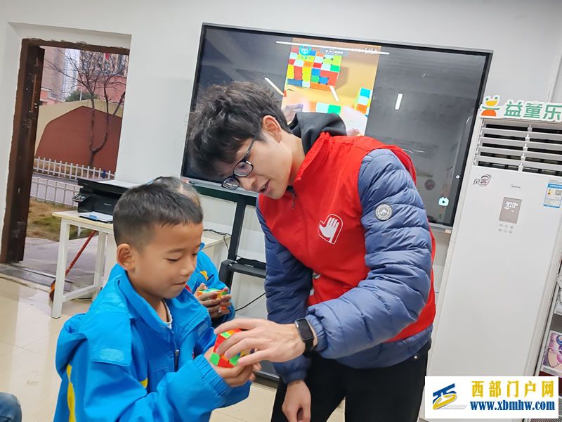 指尖转动思维 智慧点亮童年 ——贵苑社区开展“魔法魔方”青少年益智活动