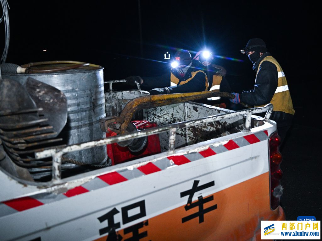青海湖畔养路工