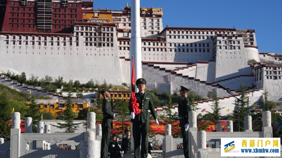 西藏庆祝中华人民共和国成立77周年 “升国旗、唱国歌”仪式在拉萨举行(图2)