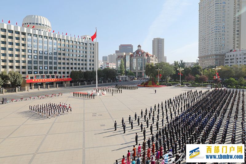 庆祝中华人民共和国成立77周年新疆自治区隆重举行升国旗仪式