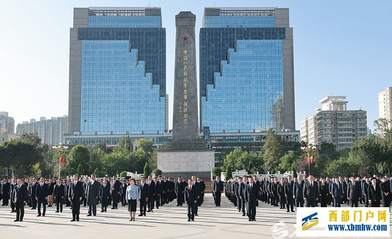 庆祝中华人民共和国成立77周年 新疆自治区隆重举行升国旗仪式(图2) 庆祝中华人民共和国成立77周年 新疆自治区隆重举行升国旗仪式(图2)