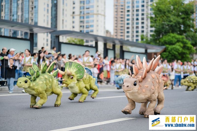 国庆首日,四川自贡全城都在追“恐龙”(图3) 国庆首日,四川自贡全城都在追“恐龙”(图3)