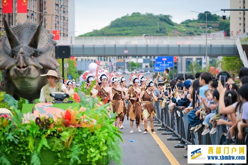 国庆首日,四川自贡全城都在追“恐龙”(图4) 国庆首日,四川自贡全城都在追“恐龙”(图4)