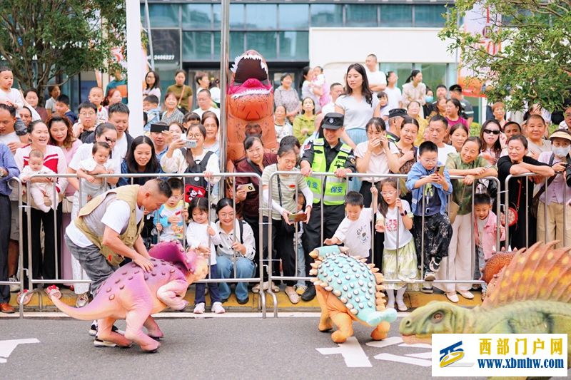 国庆首日,四川自贡全城都在追“恐龙”(图5) 国庆首日,四川自贡全城都在追“恐龙”(图5)