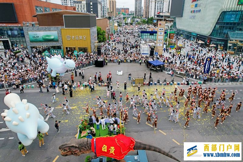 国庆首日,四川自贡全城都在追“恐龙”(图6) 国庆首日,四川自贡全城都在追“恐龙”(图6)